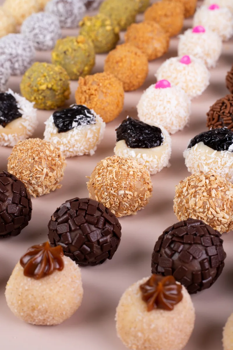 Brigadeiros e doces variados em composição