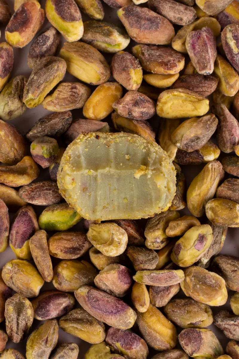 Doce de pistache em fundo de pistaches