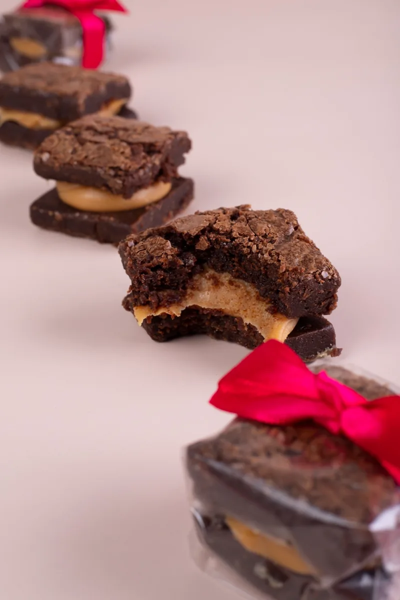 Brownies em fila com recheio aparente